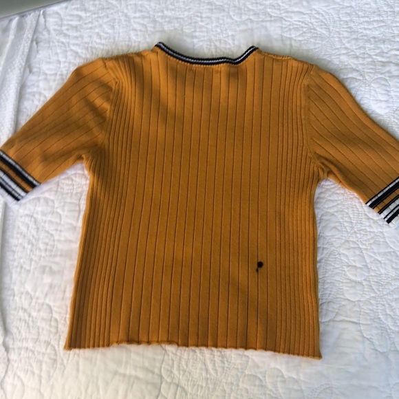 Subdued top - Picture 2 of 2